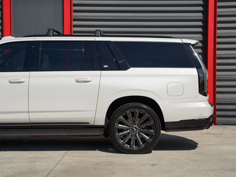 Used 2025 Cadillac Escalade ESV V AWD/4WD image 9