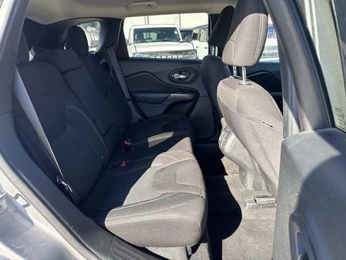 Used 2019 Jeep Cherokee Latitude w/ Popular Appearance Group image 12