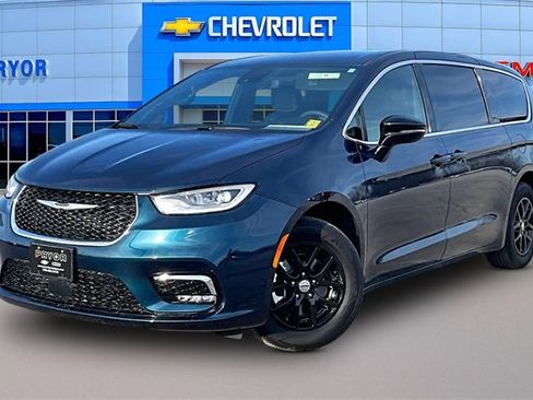 Used 2025 Chrysler Pacifica Select image 3