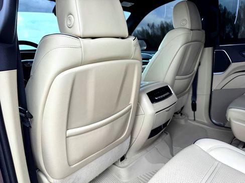 Used 2023 Cadillac Escalade Premium Luxury image 23