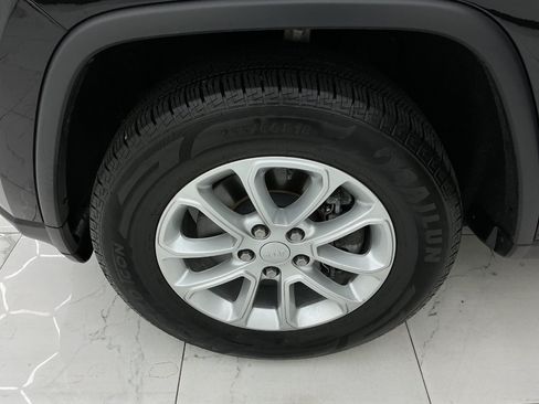Used 2021 Jeep Grand Cherokee Laredo AWD/4WD image 47