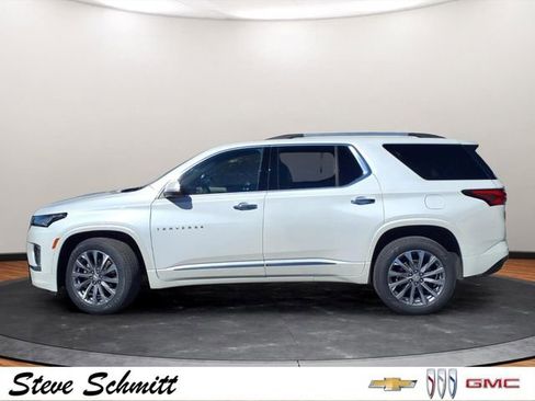 Used 2023 Chevrolet Traverse Premier FWD image 2