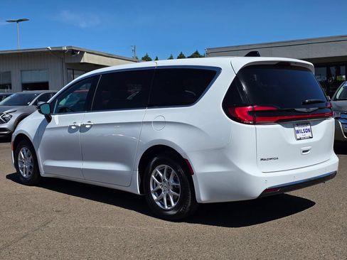 Used 2025 Chrysler Pacifica Select FWD image 2