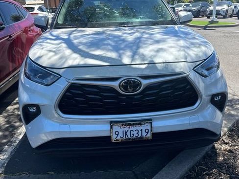 Used 2023 Toyota Highlander XLE AWD/4WD image 13