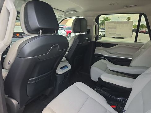 New 2026 Lincoln Navigator Premiere AWD/4WD image 12
