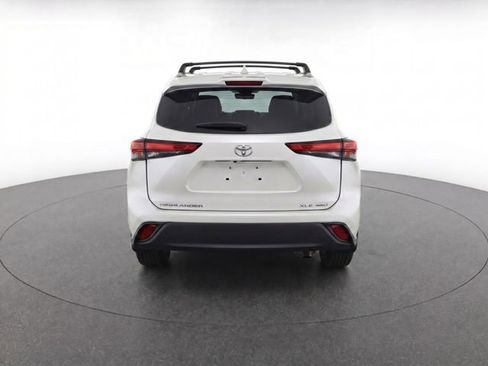 Used 2022 Toyota Highlander XLE image 3