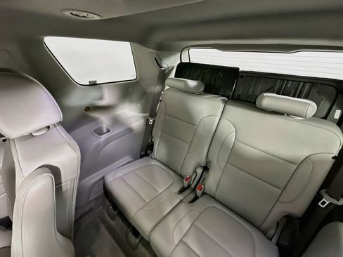 Used 2021 GMC Acadia SLT w/ LPO, Floor Liner Package FWD image 4