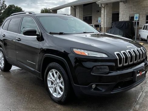 Used 2017 Jeep Cherokee Latitude AWD/4WD image 2