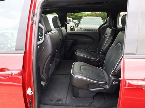 Used 2025 Chrysler Pacifica Limited image 32