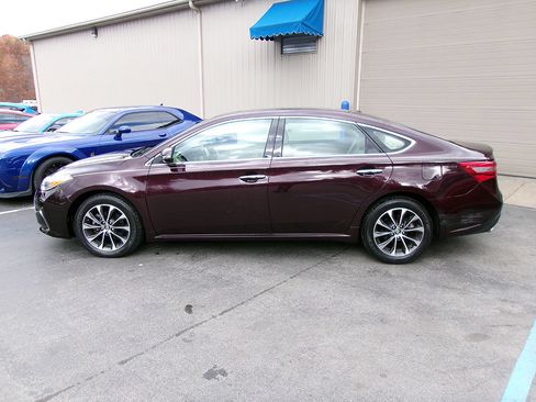 Used 2017 Toyota Avalon XLE Premium w/ Carpet Mat Package FWD image 3