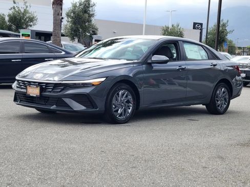 New 2026 Hyundai Elantra Hybrid FWD image 2