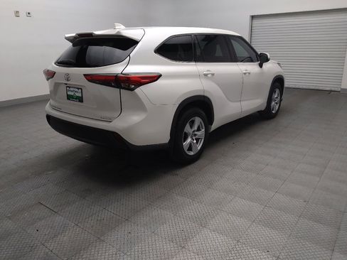 Used 2021 Toyota Highlander LE AWD/4WD image 9
