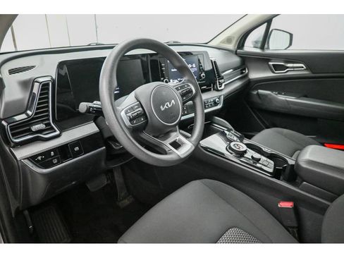 Used 2023 Kia Sportage LX image 9
