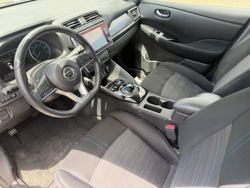 Used 2022 Nissan Leaf SV FWD image 2