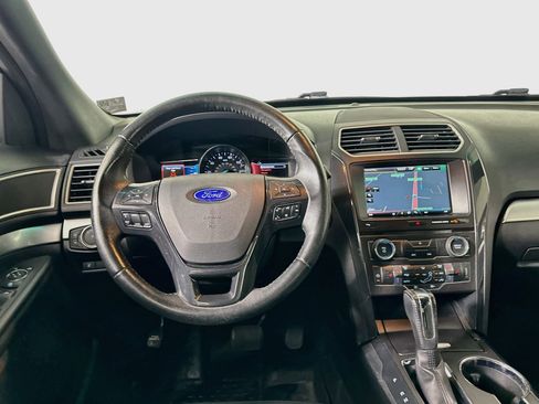 Used 2016 Ford Explorer XLT w/ Equipment Group 202A FWD image 17
