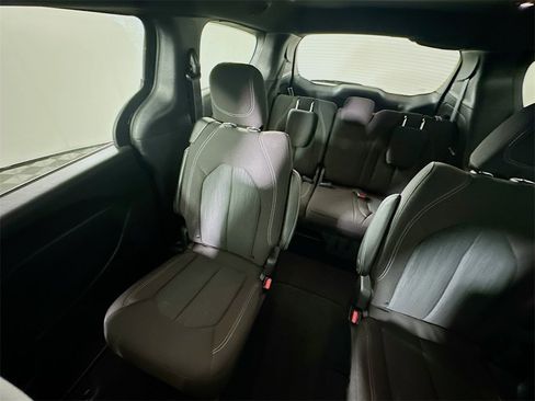 Used 2023 Chrysler Pacifica Touring image 12