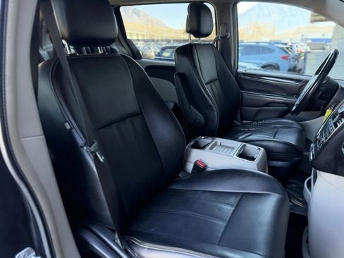 Used 2014 Chrysler Town & Country Touring image 20