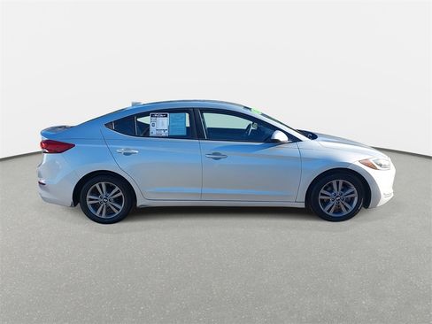 Used 2017 Hyundai Elantra SE image 4