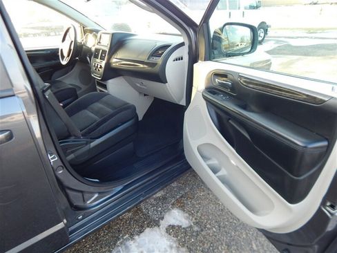 Used 2018 Dodge Grand Caravan SE w/ UConnect Hands-Free Group image 11