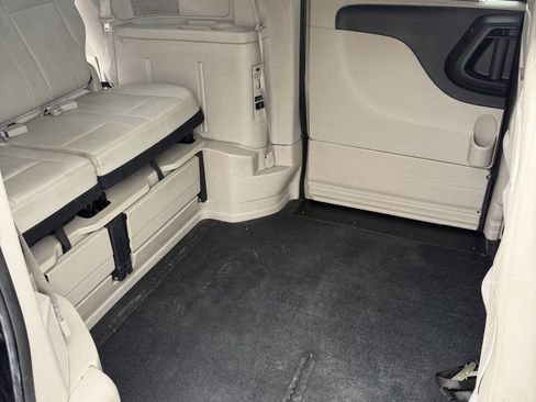 Used 2016 Chrysler Town & Country Touring image 22