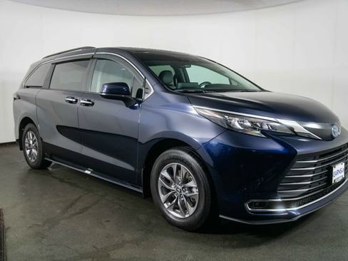 Used 2024 Toyota Sienna XLE FWD image 2