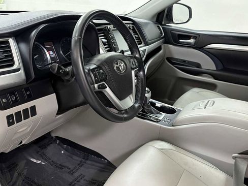 Used 2017 Toyota Highlander XLE image 12