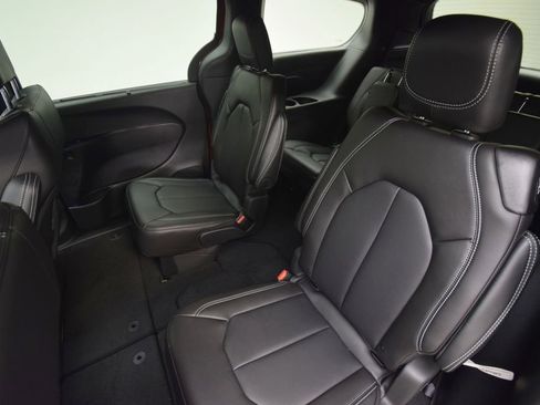 New 2026 Chrysler Voyager LX image 32