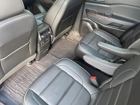 Used 2022 GMC Acadia Denali w/ Denali Ultimate Package AWD/4WD image 13