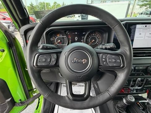 Used 2025 Jeep Wrangler Unlimited Rubicon AWD/4WD image 26
