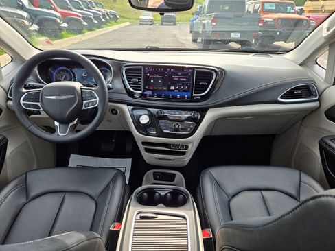 Used 2024 Chrysler Pacifica Touring-L AWD/4WD image 17