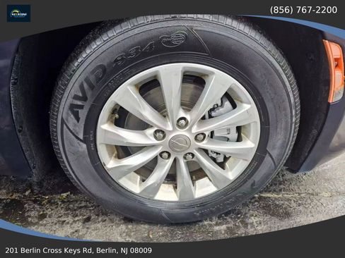 Used 2018 Chrysler Pacifica Touring-L image 14