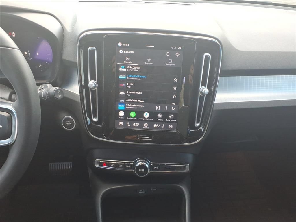 Used 2023 Volvo XC40 B4 Core w/ Convenience Package FWD image 27