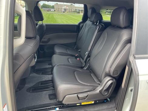 New 2027 Kia Carnival EX FWD image 10
