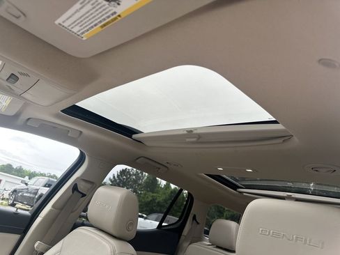 Used 2022 GMC Acadia Denali w/ Denali Technology Package FWD image 34