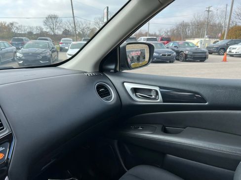 Used 2019 Nissan Pathfinder SV image 15