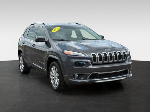 Used 2018 Jeep Cherokee Overland AWD/4WD image 3