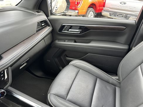 Certified 2025 Chevrolet Suburban Premier image 24