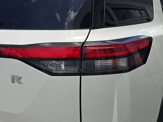 Used 2025 Nissan Pathfinder SV FWD image 8