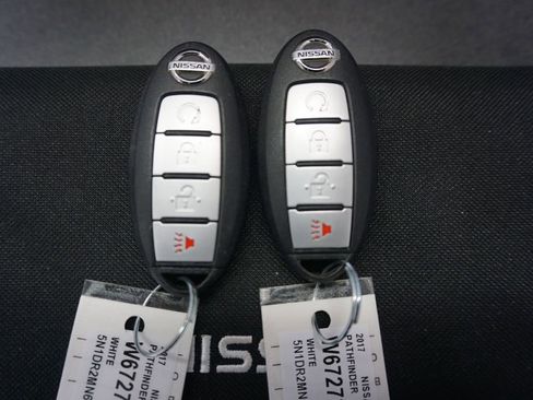 Used 2017 Nissan Pathfinder SV image 16