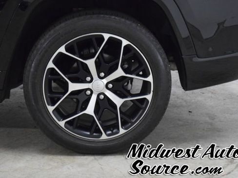 Used 2024 Jeep Grand Cherokee Summit image 8