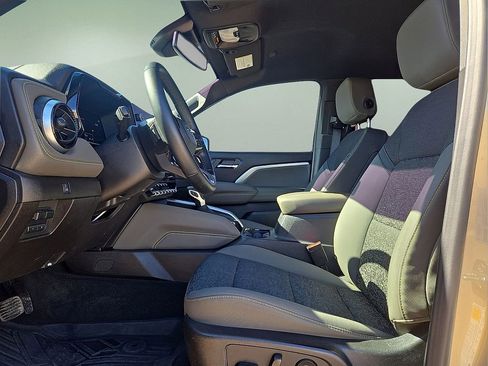 Used 2024 Chevrolet Colorado ZR2 w/ Technology Package image 22