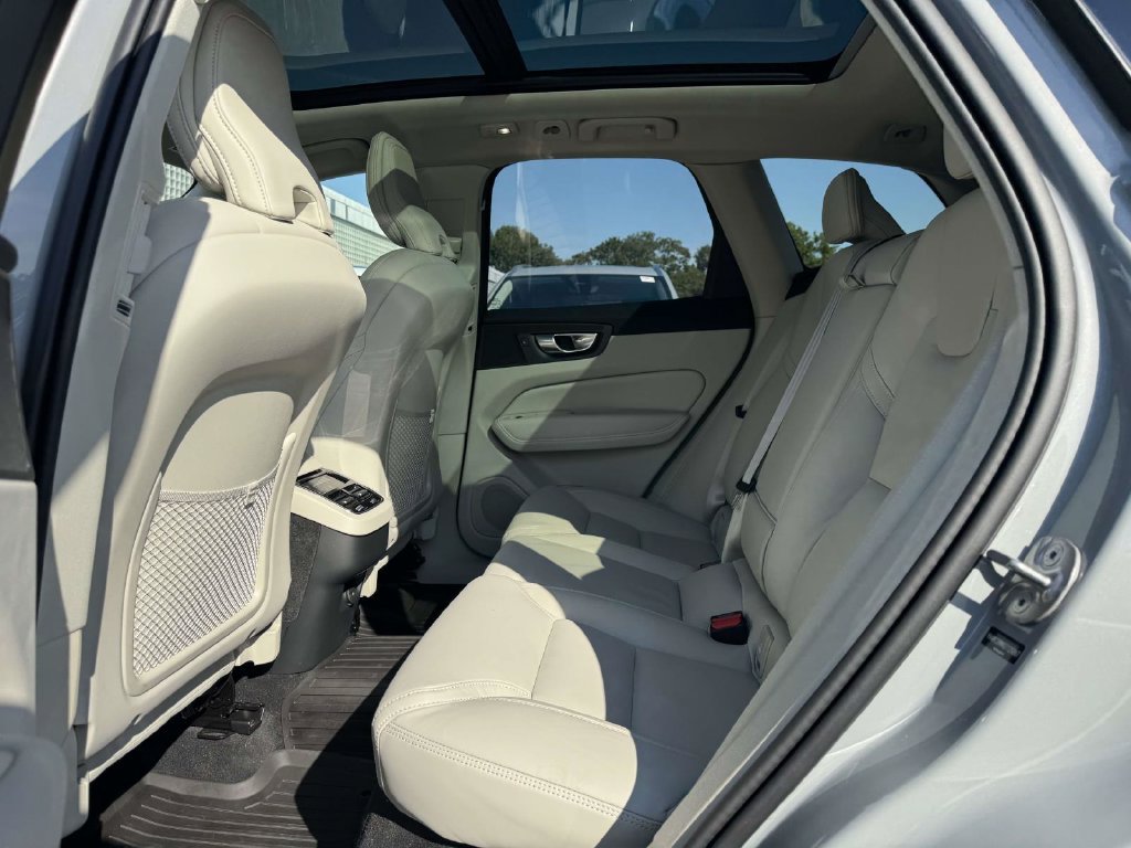 Used 2025 Volvo XC60 B5 Ultra w/ Protection Package Premier AWD/4WD image 9