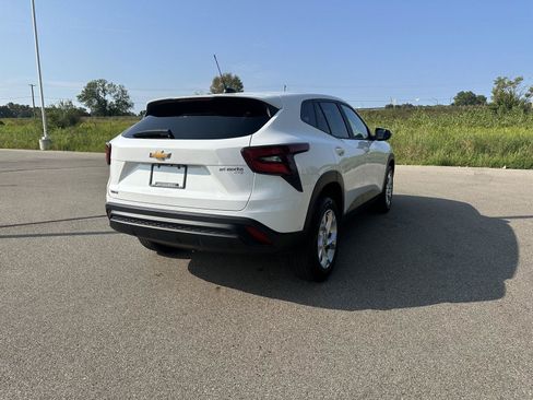 Used 2024 Chevrolet Trax LS w/ LS Convenience Package FWD image 5