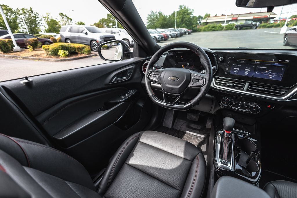 Used 2024 Chevrolet Trax RS w/ Sunroof Package FWD image 22