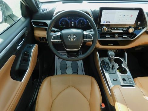 Used 2023 Toyota Highlander Platinum image 16