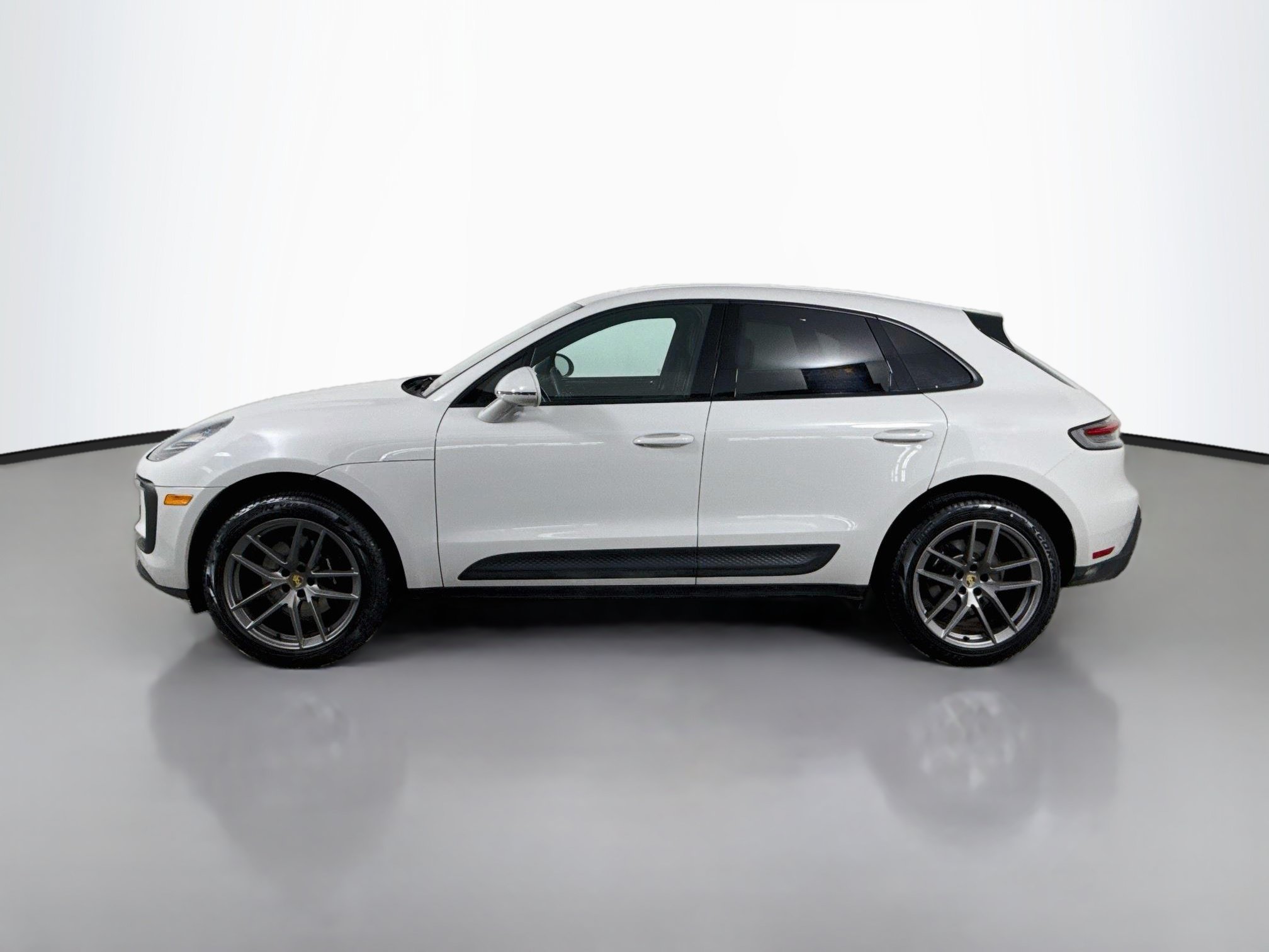 Certified 2023 Porsche Macan AWD/4WD image 2
