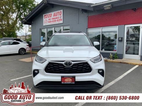 Used 2023 Toyota Highlander XLE AWD/4WD image 2