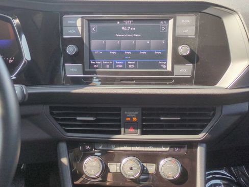 Used 2023 Volkswagen Jetta SE w/ Panoramic Sunroof Package FWD image 17