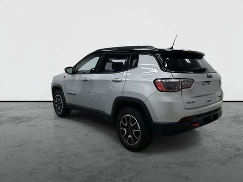 Used 2025 Jeep Compass Trailhawk w/ Trailer Tow Group AWD/4WD image 9
