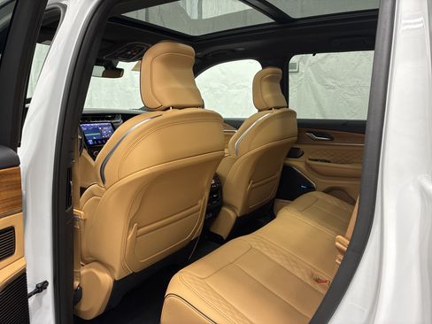 Certified 2025 Jeep Grand Cherokee Summit AWD/4WD image 14